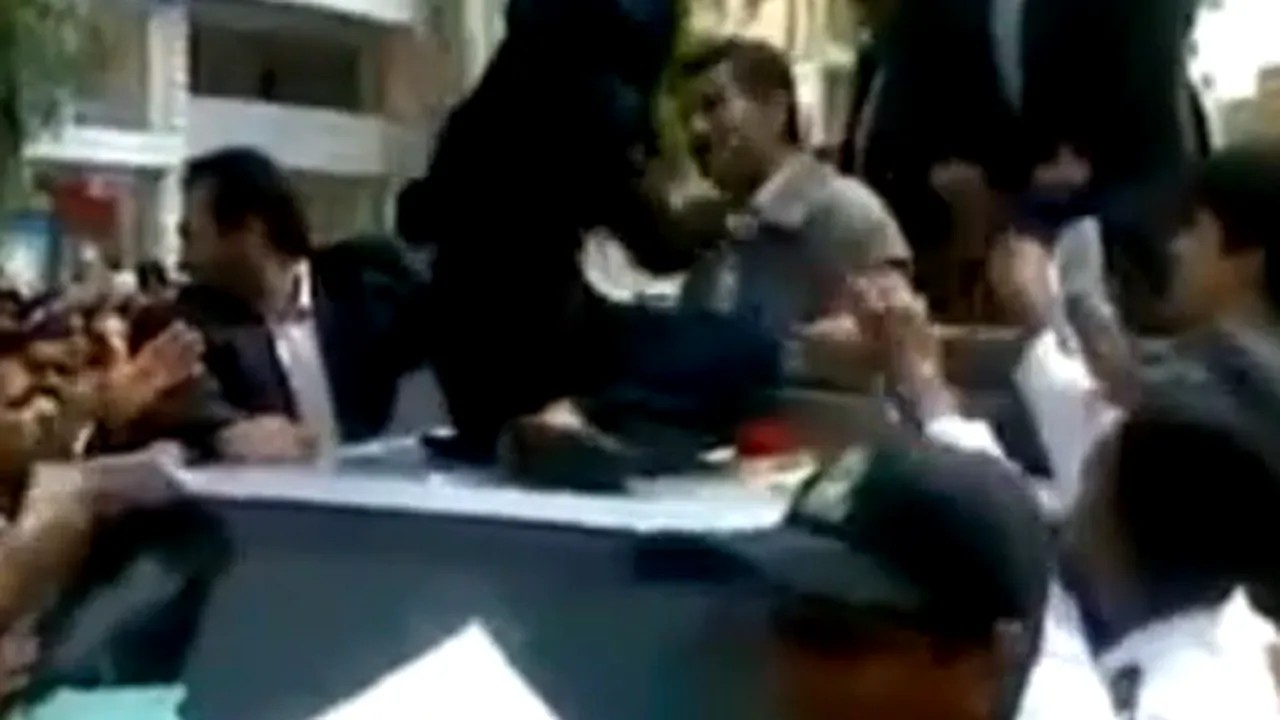 O femeie a urcat pe maşina lui Ahmadinejad în timp ce acesta făcea turul unui oraş iranian - VIDEO