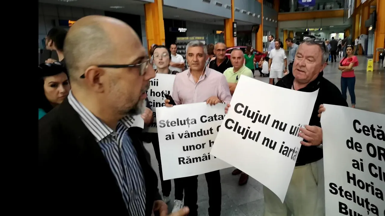 Parlamentarii PSD şi ALDE, aşteptaţi pe Aeroportul Cluj de protestatari | FOTO, VIDEO