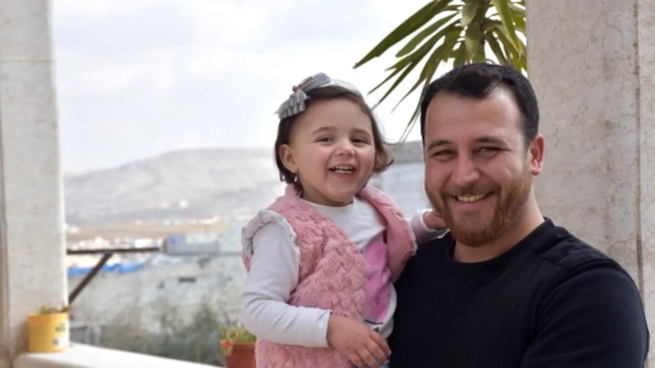 Fetiţa care a învăţat să râdă la auzul bombardamentelor a fugit, cu familia, din Siria în Turcia | VIDEO