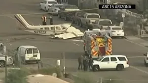 Un avion a aterizat forţat pe o stradă din SUA. Imaginile surprinse. VIDEO
