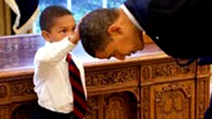 Barack Obama, aplecat în faţa unui copil de 5 ani. Povestea imaginii care a făcut înconjurul lumii - FOTO