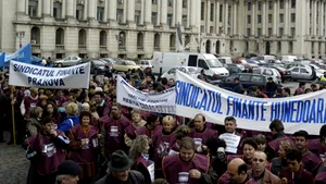 Funcţionarii publici ameninţă cu proteste