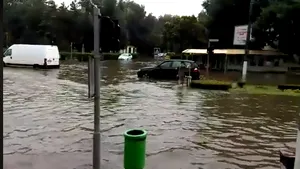 VIDEO Străzi acoperite de ape şi instituţii inundate în Slobozia, în urma unei ploi torenţiale de 45 de minute / Centrul oraşului Cernavodă, inundat