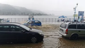 FOTO & VIDEO | Adrian, Andreea şi Gelu s-au luptat azi cu puhoaiele care au acoperit mai multe localităţi din ţară