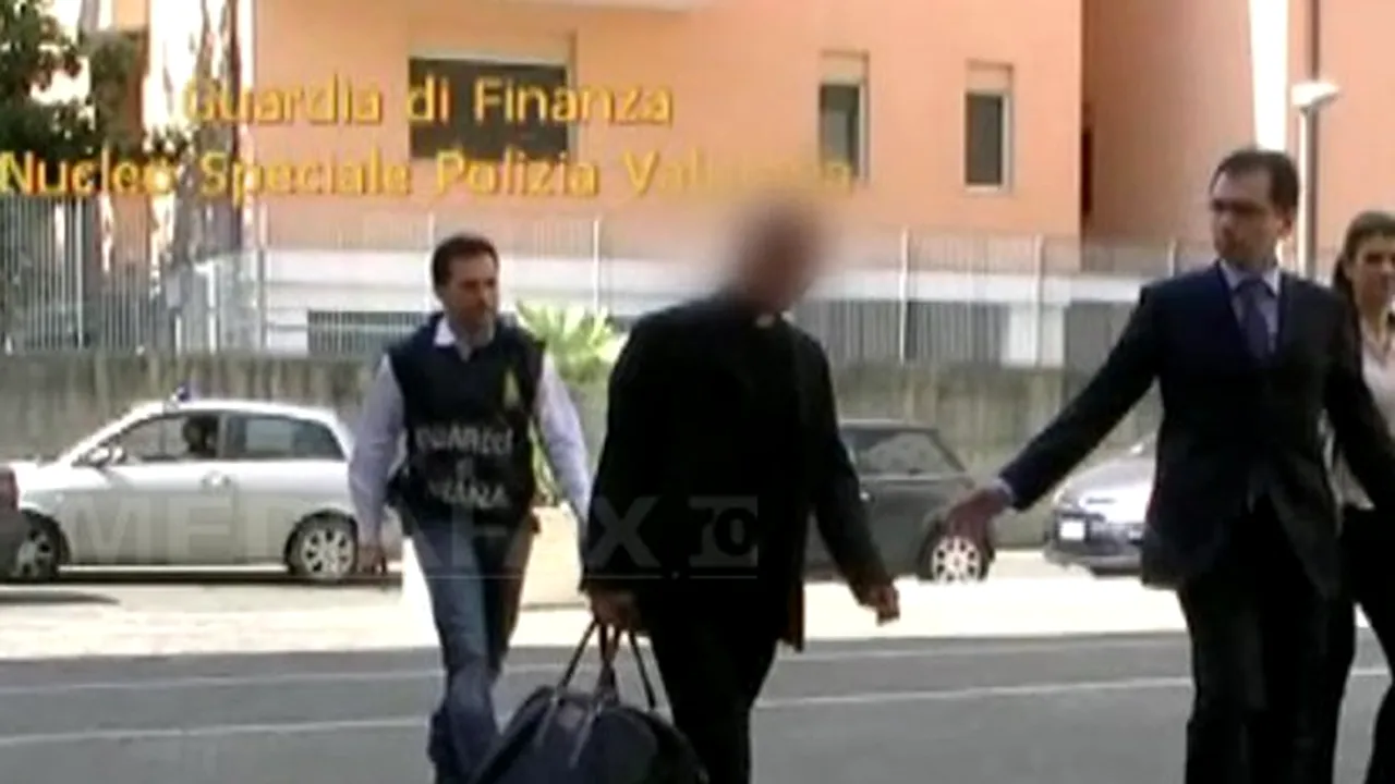 Vaticanul a blocat bunurile prelatului arestat de poliţia italiană