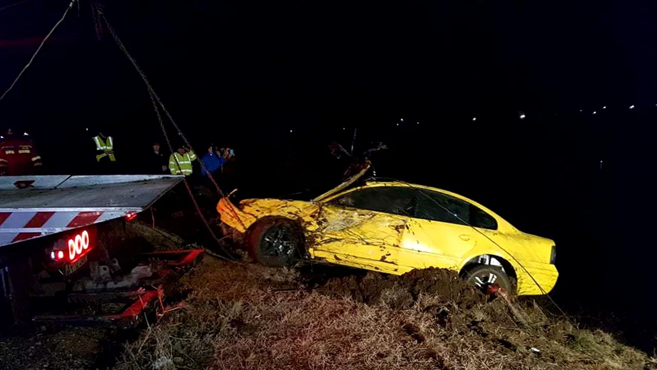 Trupul unui bărbat care a plonjat cu maşina într-un lac din Arad, căutat de salvatori