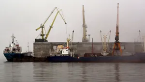 Un doc plutitor s-a rupt în două şi s-a scufundat în Portul Midia