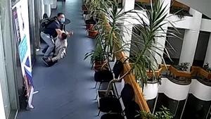 VIDEO Un liberal şi un social-democrat s-au îmbrâncit pe holurile Primăriei. Scandal şi acuzaţii de furt de date personale, la Biroul Electoral Focşani