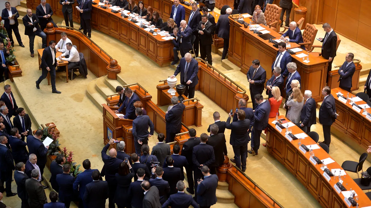 Parlamentul votează astăzi învestirea Guvernului Orban 2 / Aleşii de la PSD nu participă la şedinţă / CCR dezbate conflictul Preşedinţie-Parlament pe desemnarea premierului