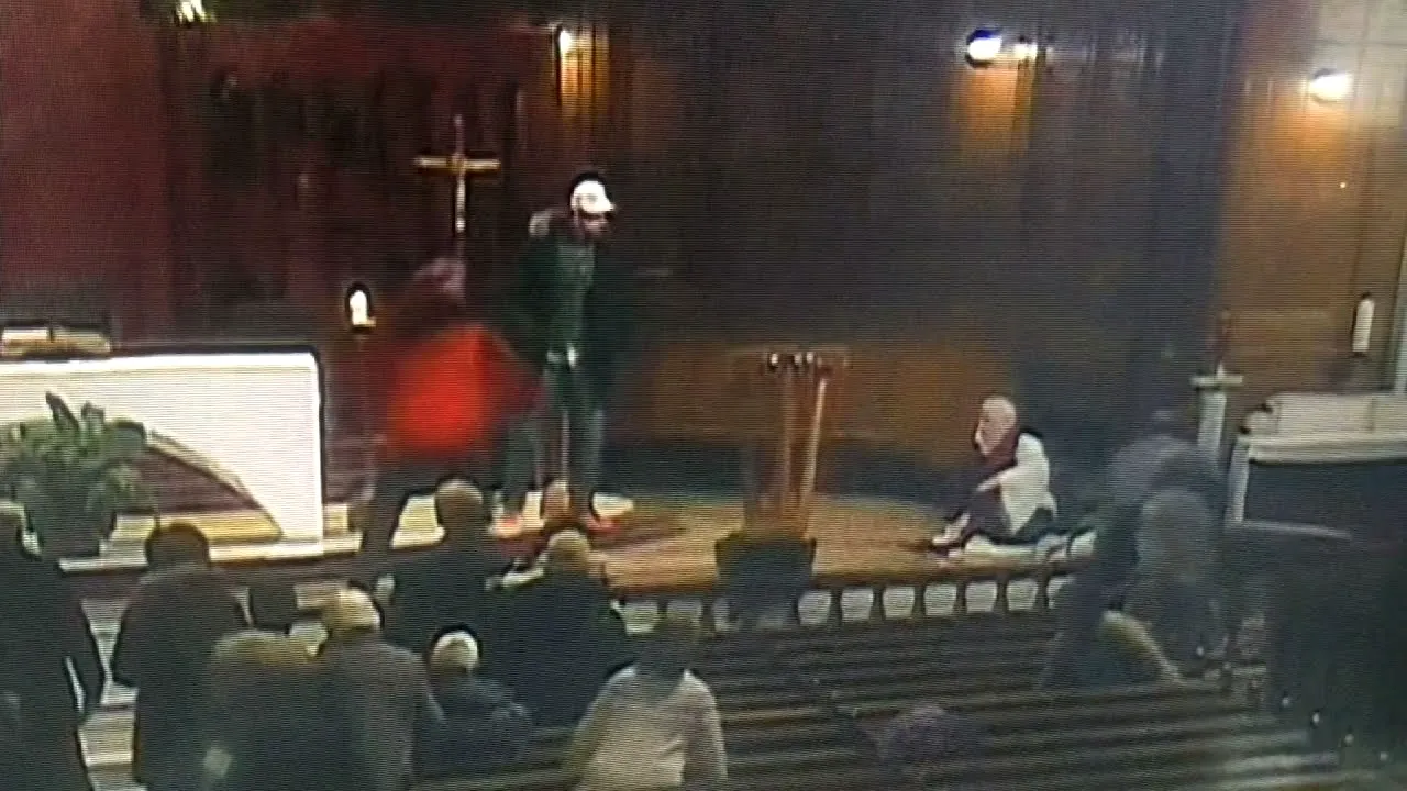 Un canadian de origine română a înjunghiat un preot într-o biserică din Montreal. IMAGINI cu puternic impact emoţional | VIDEO