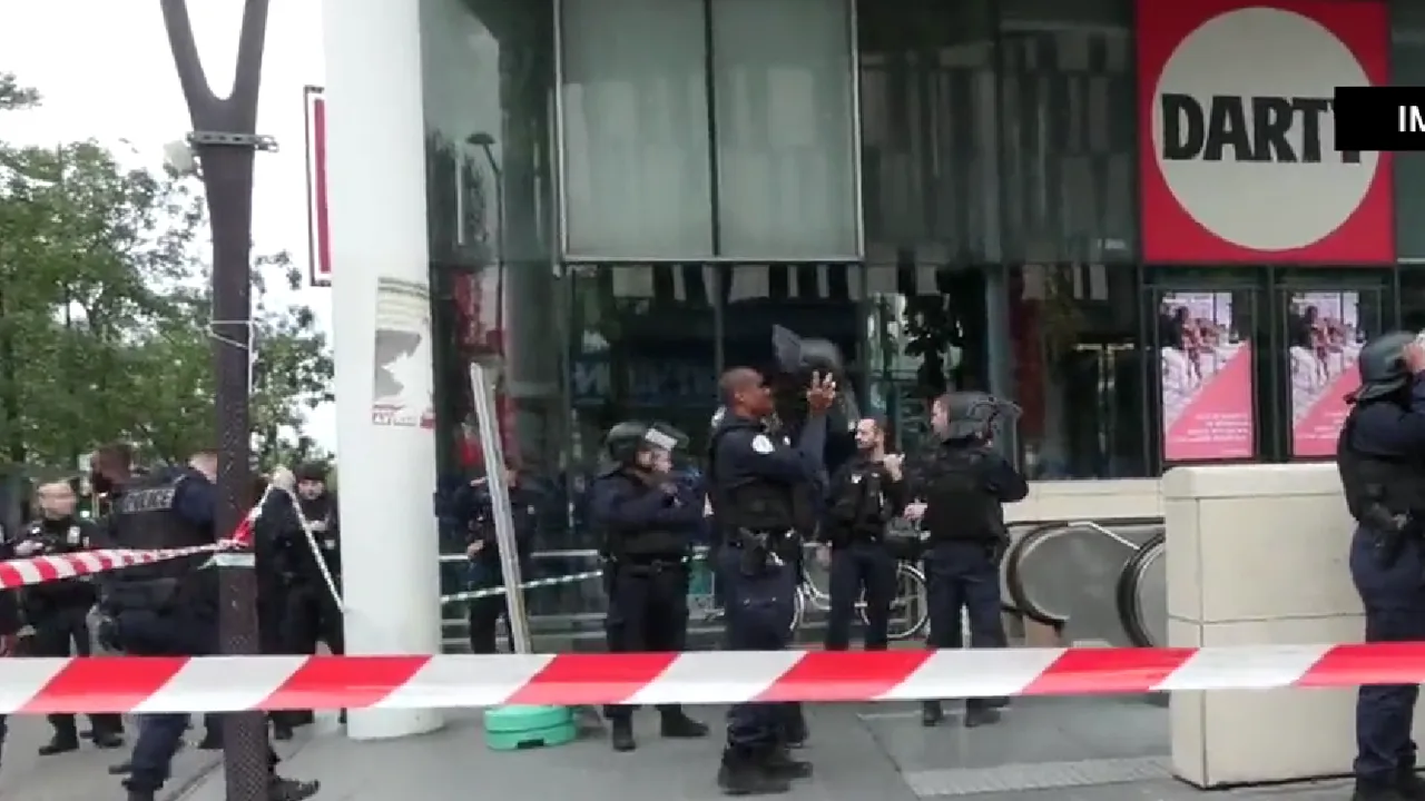 O femeie care purta hijab şi făcea ameninţări a fost împuşcată de poliţişti la metroul din Paris