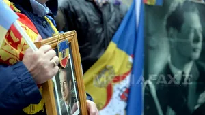 Câteva sute de persoane care vor reinstaurarea monarhiei au participat la marşuri în Capitală şi alte oraşe din ţară - FOTO