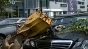 Braţul unei macarale a căzut peste trei maşini, pe Şoseaua Mihai Bravu din Capitală - VIDEO