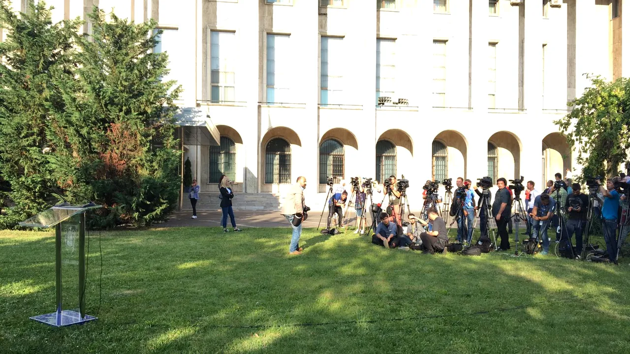 Sorin Grindeanu a susţinut o declaraţie de presă la Palatul Victoria: Dragnea se agaţă disperat de funcţii în speranţa că asta îl va salva de trecut/ Hai să vedem până luni cât de bărbat politic este domnul Liviu Dragnea