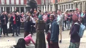 Patru cerşetoare care ar fi din România, umilite de suporteri olandezi, cazul fiind criticat