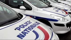 Panică într-un centru comercial din Paris, din cauza unui individ care părea să aibă o armă automată