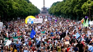 Zeci de mii de persoane au manifestat împotriva extremei drepte în Germania