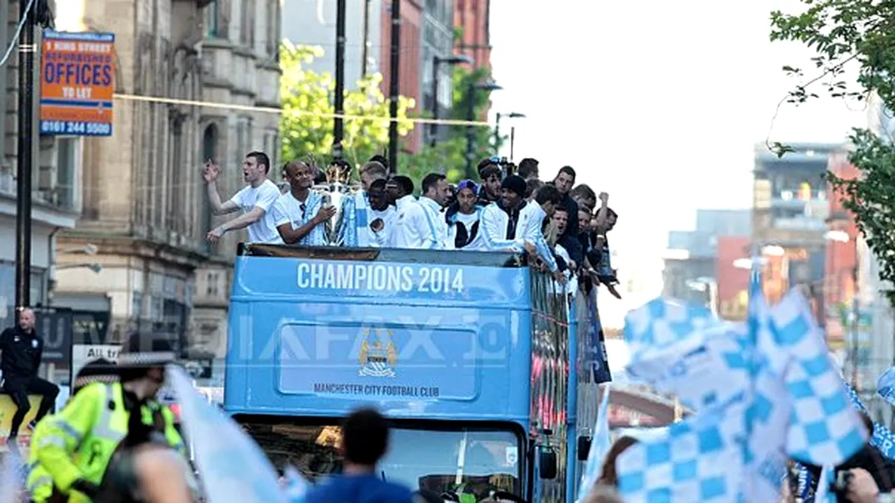 Manchester City a sărbătorit câştigarea titlului alături de zeci de mii de suporteri