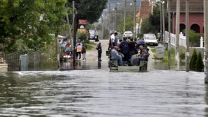 Pe trei drumuri naţionale traficul este oprit, iar pe două se circulă îngreunat, din cauza inundaţiilor