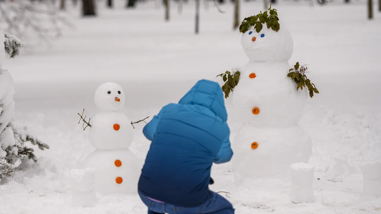 Bucureştiul sub zăpadă: meteorologii anunţă noi ninsori şi temperaturi negative în următoarele ore