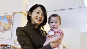 Japonia: Mamele care lucrează, considerate o minoritate. Guvernul vrea mai multe 