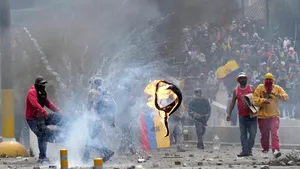 Creşterea preţurilor la combustibil a dat foc unei ţări din America de Sud: protestatarii cer demisia preşedintelui