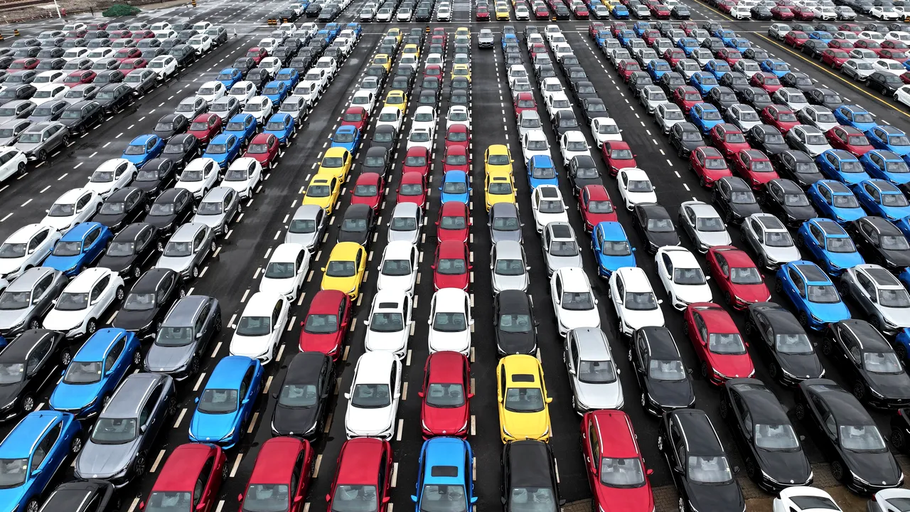 Canada impune taxe vamale de 100% pentru maşinile electrice fabricate în China
