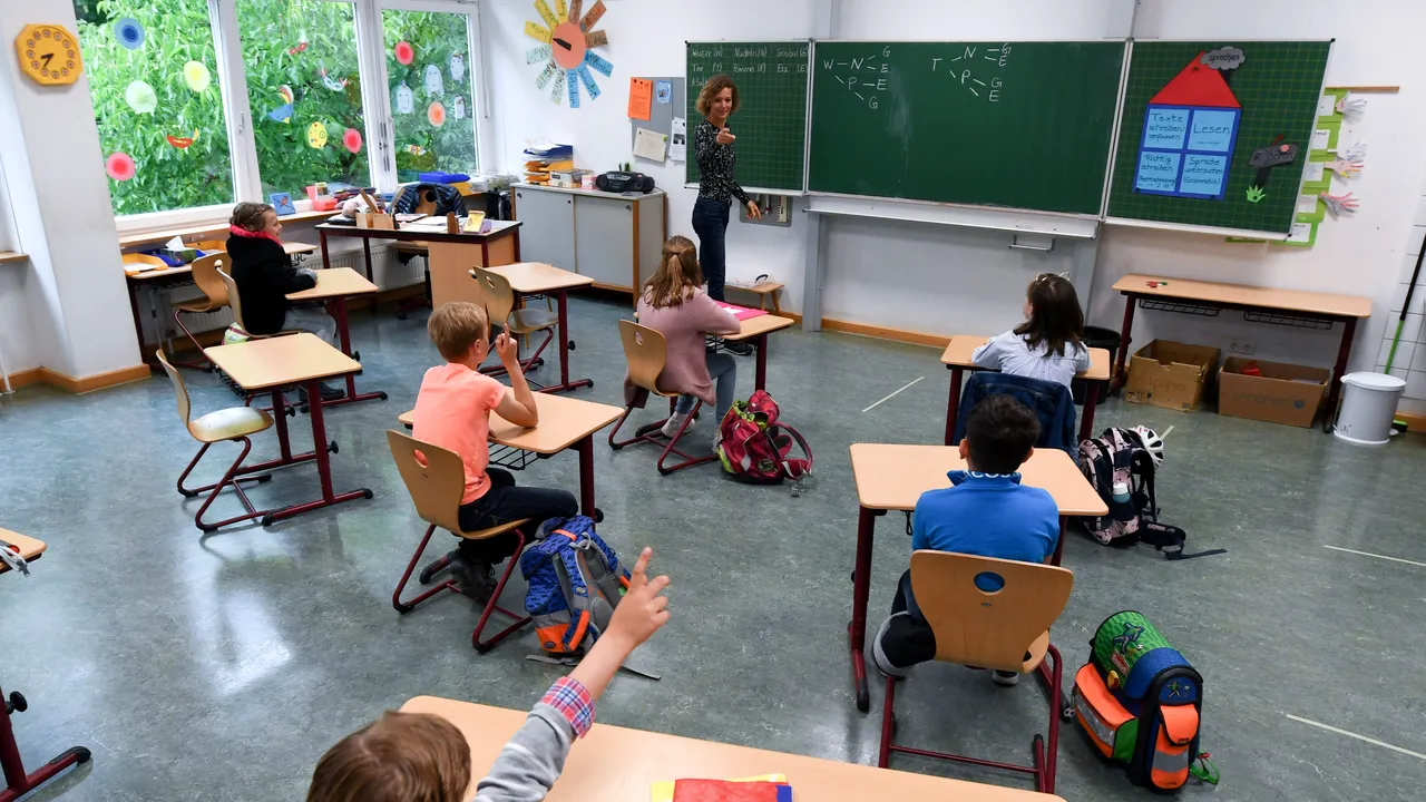 Ce se întâmplă din toamnă cu elevii din România? Cum e în alte state?