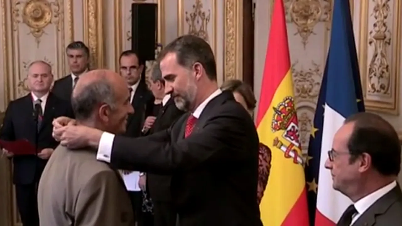 Regele Spaniei a decorat oficiali şi salvatori francezi care au intervenit după catastrofa Germanwings - VIDEO