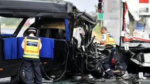 VIDEO | Trei români morţi şi alţi şase răniţi, într-un accident pe o autostradă din Ungaria. Microbuzul în care se aflau a lovit un tir staţionat/ Raed Arafat: Vom transfera în România cei şase răniţi