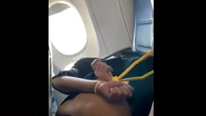 VIDEO Incident aerian. Un zbor a fost deviat după ce un pasager „neascultător” a încercat să intre în cabina piloţilor