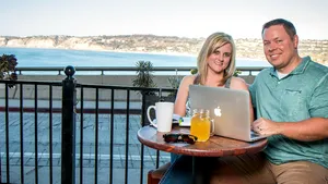 Cum a reuşit un cuplu să câştige 1 milion de dolari lucrând doar o oră şi jumătate pe zi