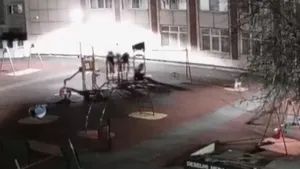 VIDEO: Trei copii distrug un loc de joacă din Brăila. Cum au fost sancţionaţi