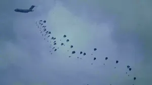 Ajutor umanitar paraşutat în tabăra de refugiaţi din Gaza: 5 persoane au murit zdrobite de pachete
