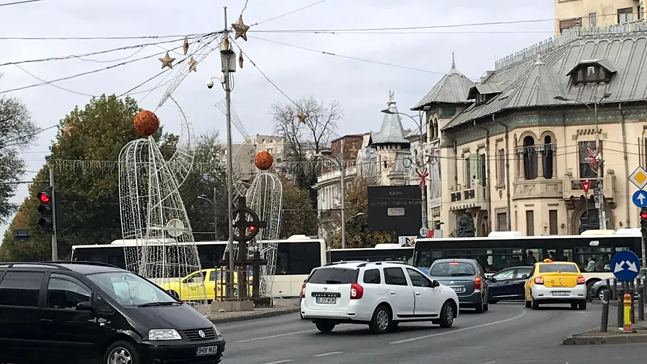 În Bucureşti au apărut primele luminiţe de Crăciun. Cât costă ornamentele pentru sărbătorile 2018-2019 şi cui au fost atribuite