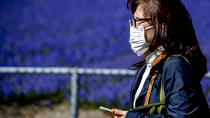 Alte trei judeţe se alătură fenomenului „cu gura şi nasul acoperite”. Măştile devin obligatorii în public