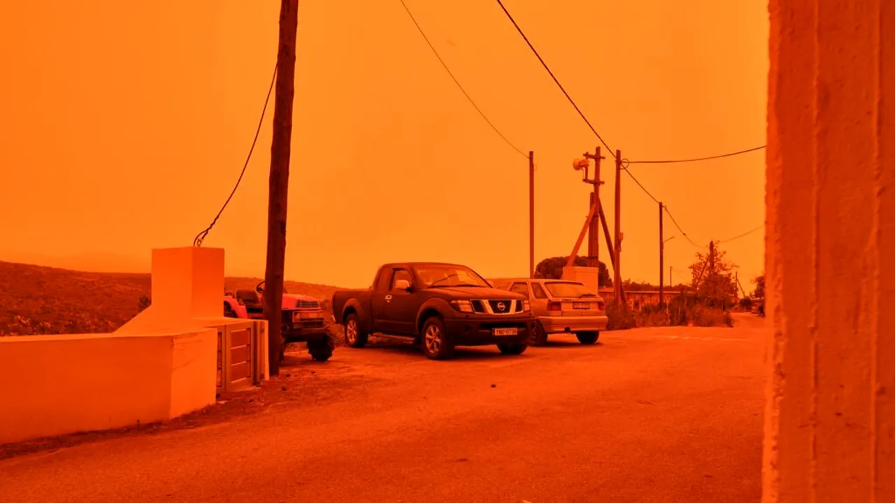 Atena, înghiţită de ceaţa portocalie provocată de furtuna de praf din Sahara