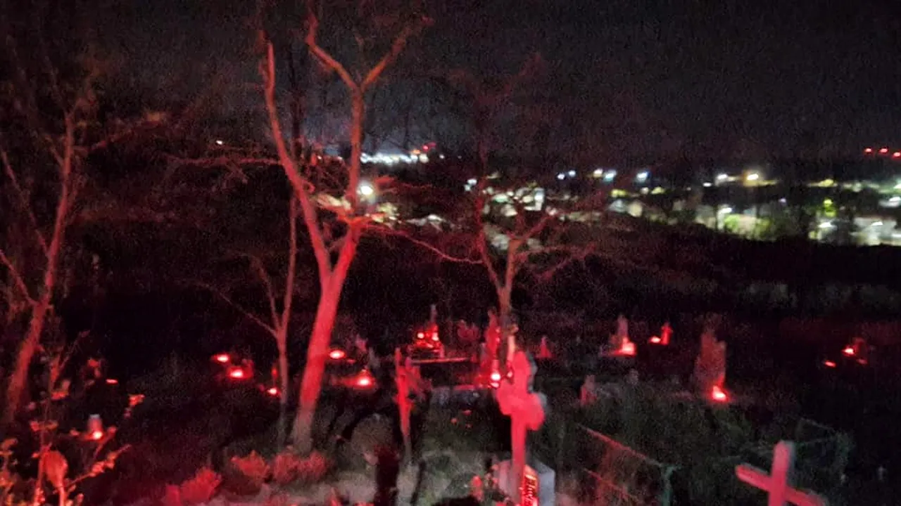 GALERIE FOTO | Un preot din judeţul Galaţi a luminat un cimitir. Ajutat de câţiva voluntari, el a aprins sute de candele