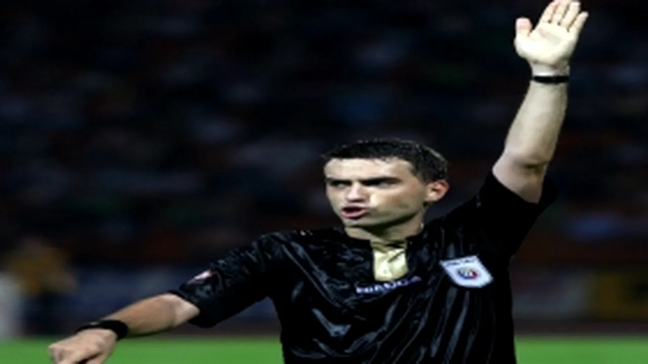 Obiecte aruncate pe teren la meciul Universitatea - Steaua, Haţegan a avertizat că opreşte jocul
