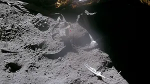 O pană de șoim pe Lună? Explicația fotografiei curioase publicate de NASA
