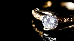 Trei inele cu diamant, furate sub ochii angajaților într-un magazin din Piatra Neamț