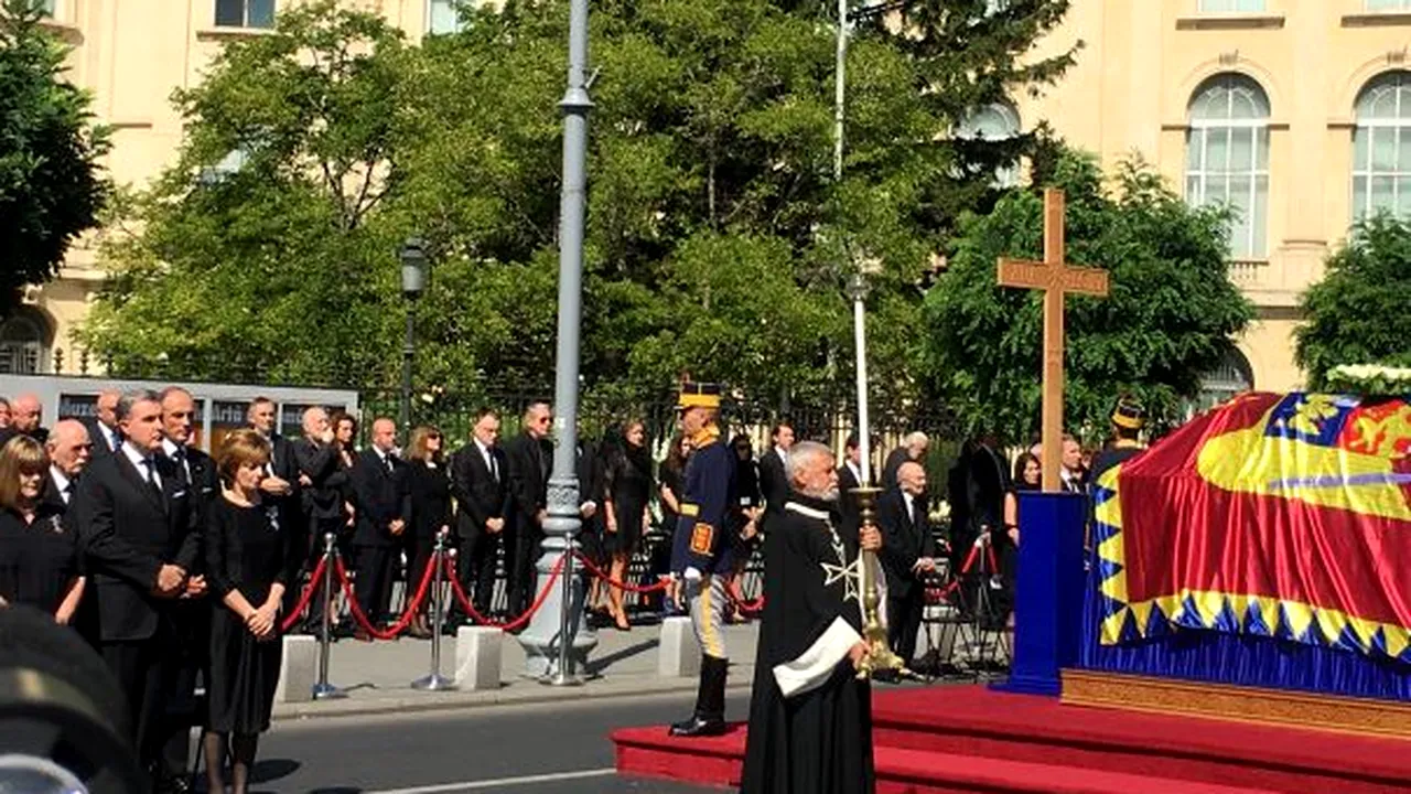 Principesa Margareta, mesaj pentru români: Vă adresez din inimă, fiecăruia dintre cei care ne-aţi stat alături, calde mulţumiri. Mormântul Reginei Ana poate fi vizitat de sâmbătă, enoriaşii aduc flori şi lumânări - GALERIE FOTO, VIDEO