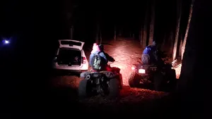 Doi tineri au fost salvaţi de jandarmi după ce au rămas blocaţi cu ATV-ul în zăpadă, în Argeş