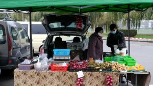 Tarabe gratuite pentru bătrânii care vând legume sau fructe. Anunţul unei primării de sector din Bucureşti