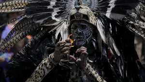 În Mexic, dansatorii îmbrăcaţi în războinici azteci atrag atenţia asupra protecţiei mediului înconjurător 