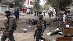 Afganistanul aproape să cadă în mâinile talibanilor. Insurgenţii au ocupat şase capitale provinciale în ultimele zile