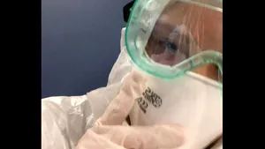 Fiica primarului Devei, infectată cu noul coronavirus, şi-a făcut selfie în izoletă: „Şi-a făcut şi un selfie în ambulanţă, făcând semnul victoriei, draga de ea”