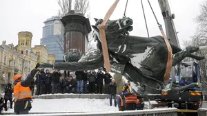Ucraina alungă tot ce este rusesc. Monumentul unui comandant al Armatei Roşii, înlăturat de pe un bulevard din Kiev