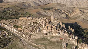 ”Cel mai frumos oraş abandonat”. Povestea oraşului folosit în prezent ca locaţie de filmare - FOTO