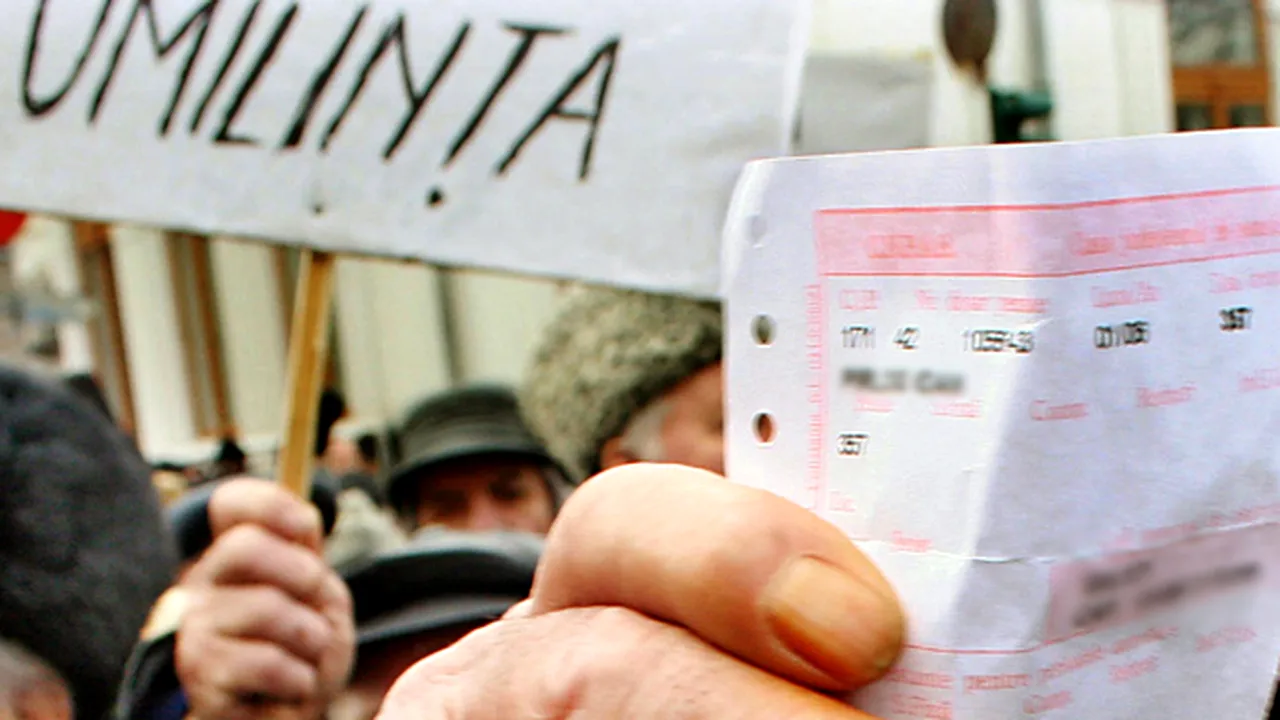 Galaţi: 150 de pensionari au blocat strada şi forţează intrarea în Prefectură